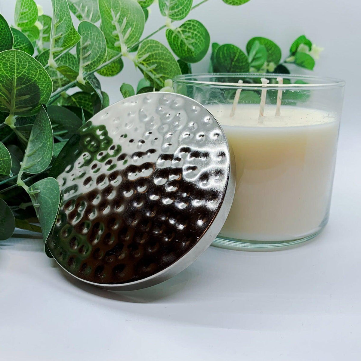 Gia 3-wick candle with its silver hammered lid